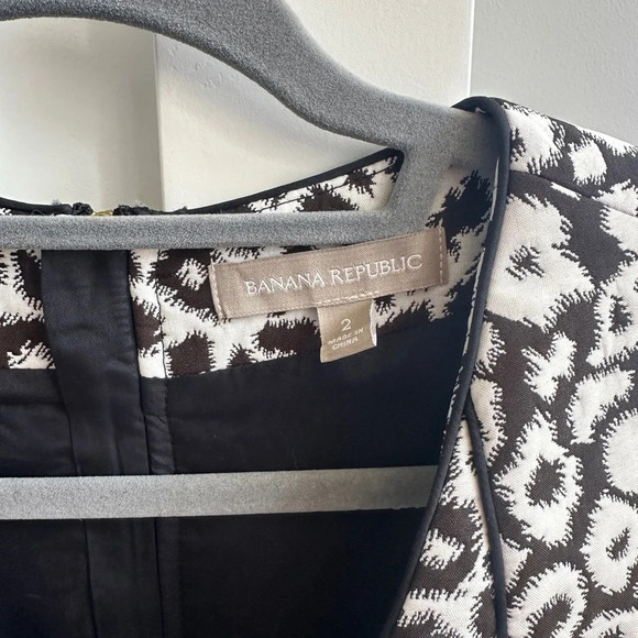 BANANA REPUBLIC LEOPARD JACQUARD FIT-AND-FLARE  DRESS| Size 2 - Picture 2 of 3